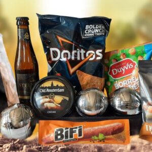Luxe kerstpakket met een Jeu de Boules-set, feestelijke snacks en warme winterdrankjes – perfect voor ontspanning en gezelligheid tijdens de feestdagen.