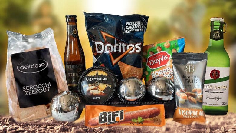 Luxe kerstpakket met een Jeu de Boules-set, feestelijke snacks en warme winterdrankjes – perfect voor ontspanning en gezelligheid tijdens de feestdagen.