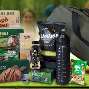 Sportief kerstpakket 2025 met groene Norländer sporttas, zwarte waterfles en diverse snacks