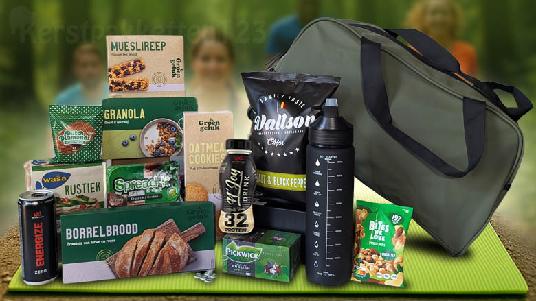 Sportief kerstpakket 2025 met groene Norländer sporttas, zwarte waterfles en diverse snacks