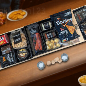 Snack & Sjoel XL Party Kerstpakket met luxe borrelsjoelbak, Texels Skuumkoppe en borrelhapjes – perfect als familie- of mannenpakket.