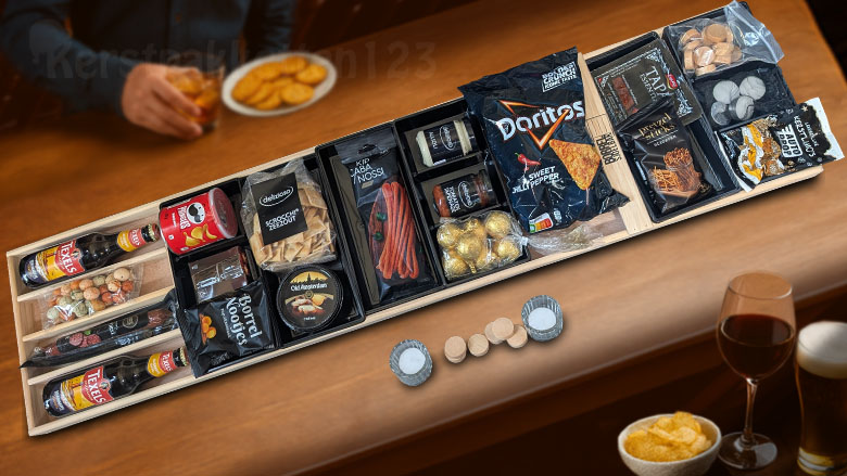 Snack & Sjoel XL Party Kerstpakket met luxe borrelsjoelbak, Texels Skuumkoppe en borrelhapjes – perfect als familie- of mannenpakket.