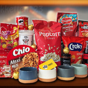 Pathé Thuisbioscoop kerstpakket met Pathé-bon, snacks, drankjes en schaaltjes in feestelijke kerststijl.
