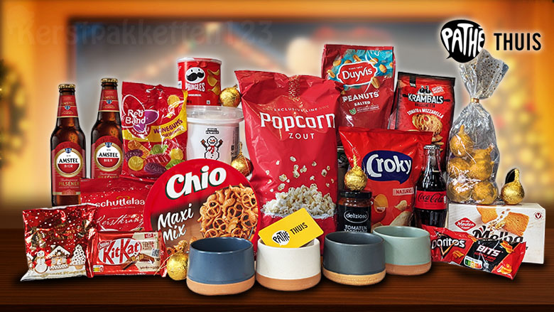 Pathé Thuisbioscoop kerstpakket met Pathé-bon, snacks, drankjes en schaaltjes in feestelijke kerststijl.